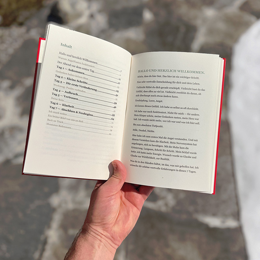AngstFasten Buch aufgeschlagen – Inhalt und 7-Tage-Programm